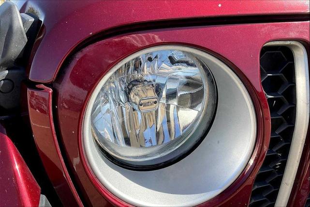 Photo of 2022 Snazzberry Pearlcoat Jeep Gladiator