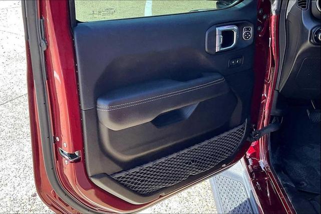 Photo of 2022 Snazzberry Pearlcoat Jeep Gladiator