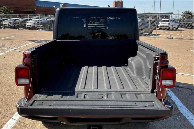 Photo of 2022 Snazzberry Pearlcoat Jeep Gladiator