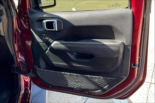 Photo of 2022 Snazzberry Pearlcoat Jeep Gladiator
