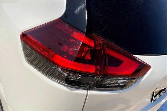 Photo of 2020 White Nissan Rogue