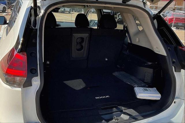 Photo of 2020 White Nissan Rogue