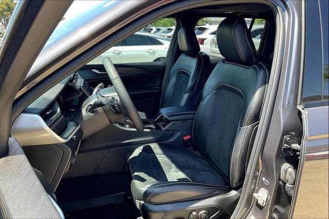 Photo of 2023 Metallic Jeep Grand Cherokee