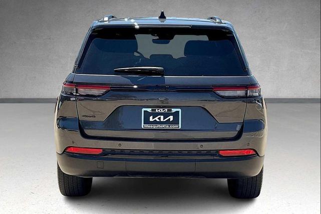Photo of 2023 Metallic Jeep Grand Cherokee