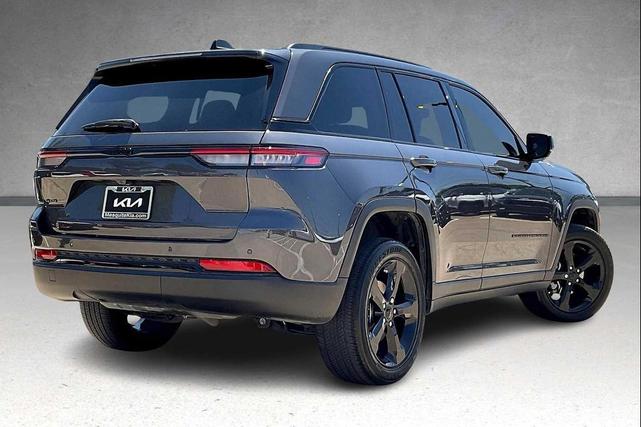Photo of 2023 Metallic Jeep Grand Cherokee