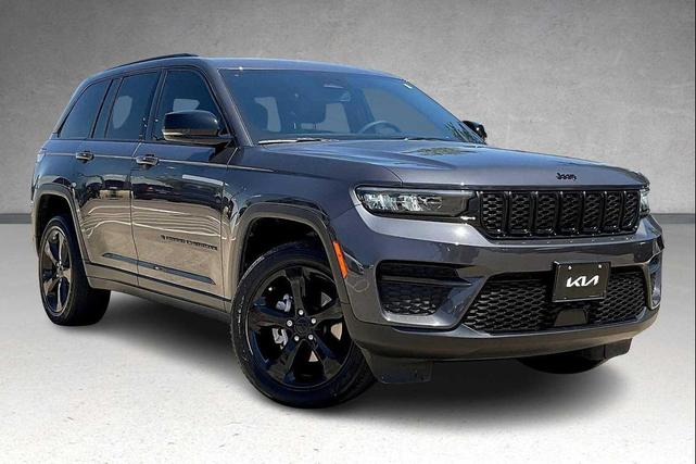 Photo of 2023 Metallic Jeep Grand Cherokee