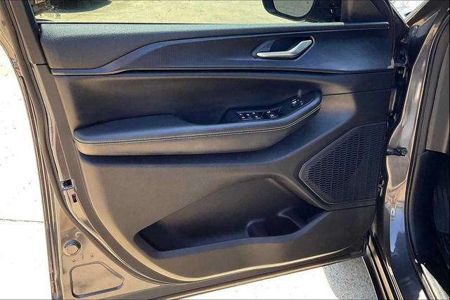 Photo of 2023 Metallic Jeep Grand Cherokee
