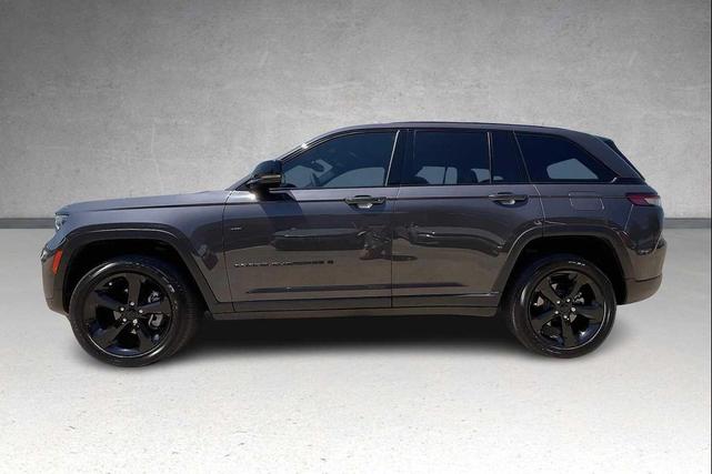 Photo of 2023 Metallic Jeep Grand Cherokee