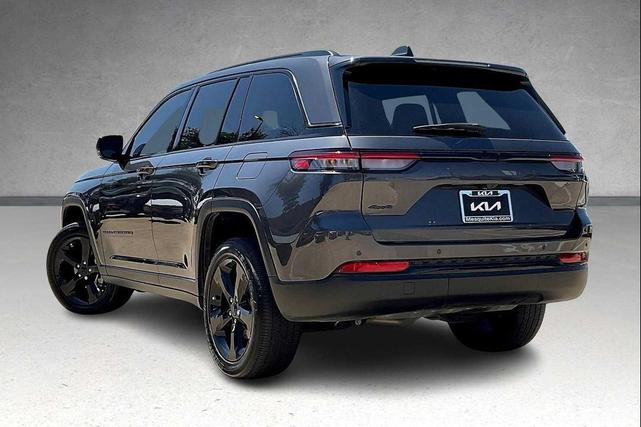 Photo of 2023 Metallic Jeep Grand Cherokee