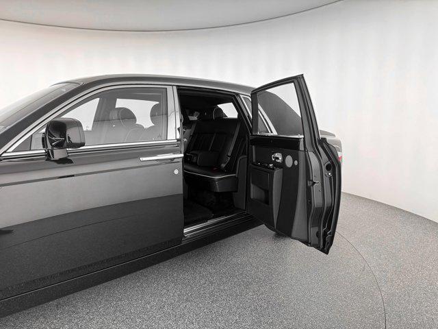 Photo of 2016 Infinity Black Rolls-Royce Phantom