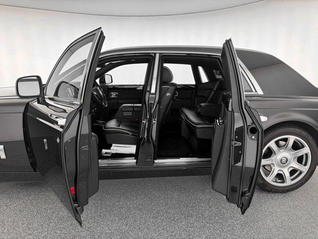 Photo of 2016 Infinity Black Rolls-Royce Phantom