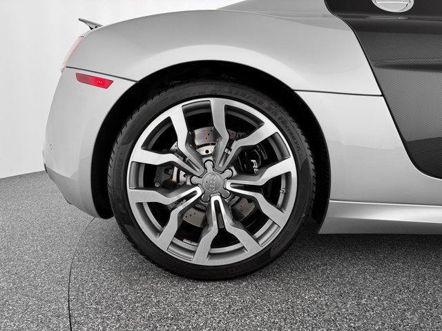Photo of 2010 Ice Silver Metallic With Apollo Silver Sideblades Audi R8