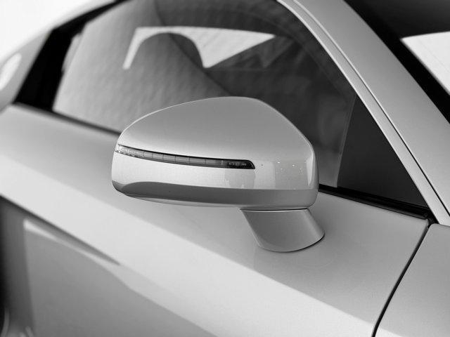 Photo of 2010 Ice Silver Metallic With Apollo Silver Sideblades Audi R8