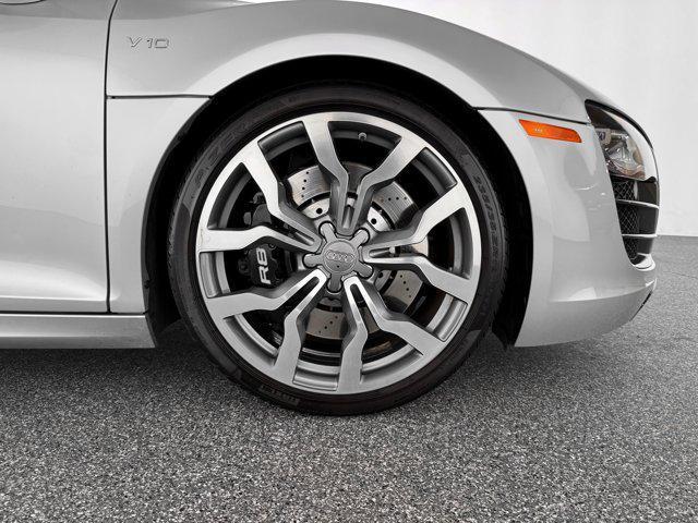 Photo of 2010 Ice Silver Metallic With Apollo Silver Sideblades Audi R8