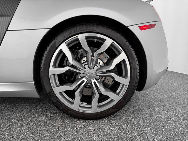 Photo of 2010 Ice Silver Metallic With Apollo Silver Sideblades Audi R8