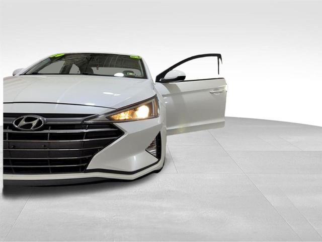 Photo of 2019 White Hyundai ELANTRA
