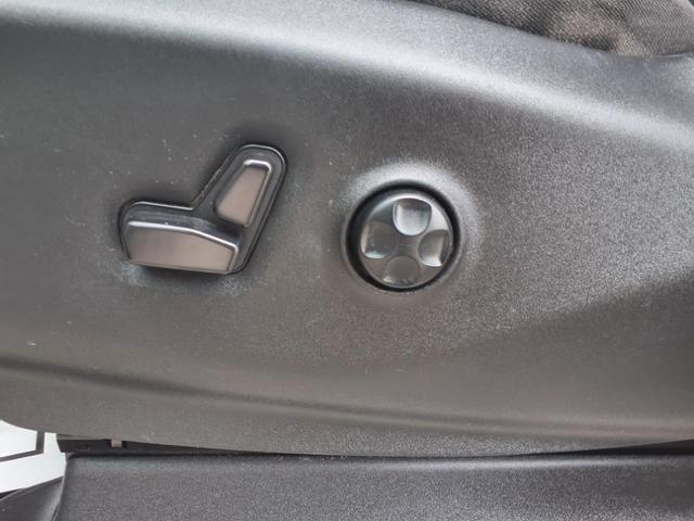 Photo of 2023 Granite Crystal Metallic Clearcoat Chrysler Voyager