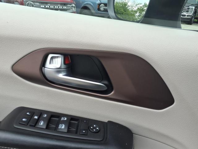 Photo of 2023 Granite Crystal Metallic Clearcoat Chrysler Voyager