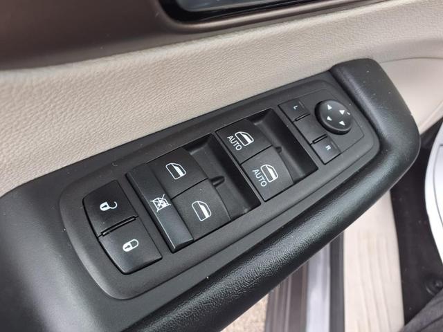 Photo of 2023 Granite Crystal Metallic Clearcoat Chrysler Voyager