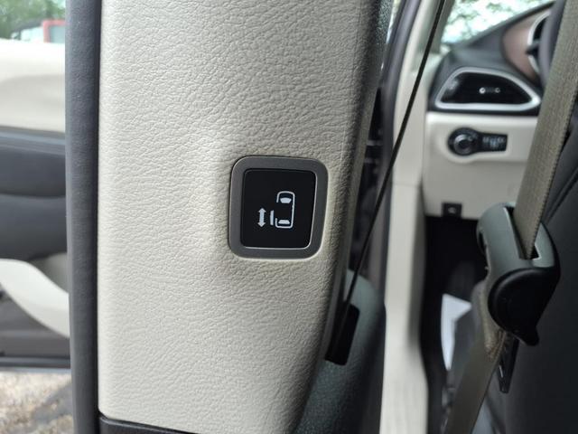 Photo of 2023 Granite Crystal Metallic Clearcoat Chrysler Voyager