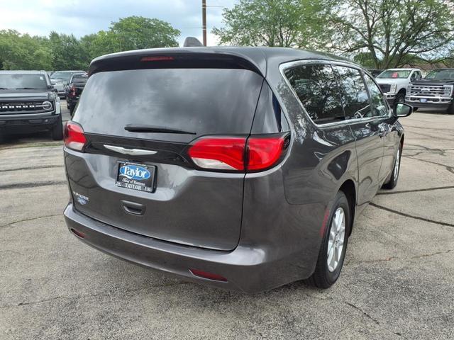 Photo of 2023 Granite Crystal Metallic Clearcoat Chrysler Voyager