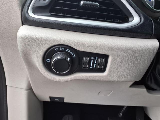 Photo of 2023 Granite Crystal Metallic Clearcoat Chrysler Voyager