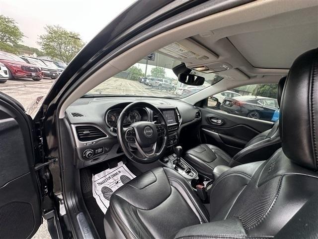 Photo of 2020 Diamond Black Crystal Pearlcoat Jeep Cherokee
