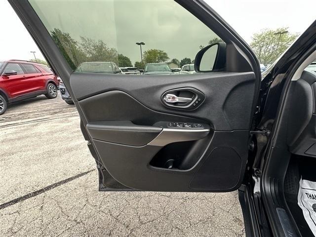 Photo of 2020 Diamond Black Crystal Pearlcoat Jeep Cherokee