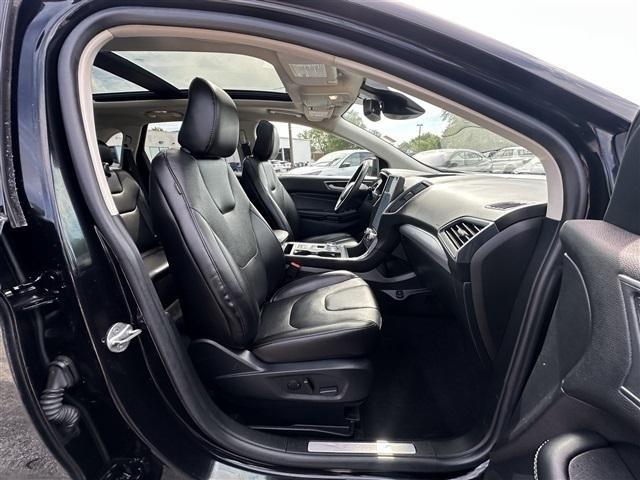 Photo of 2021 Agate Black Metallic Ford Edge
