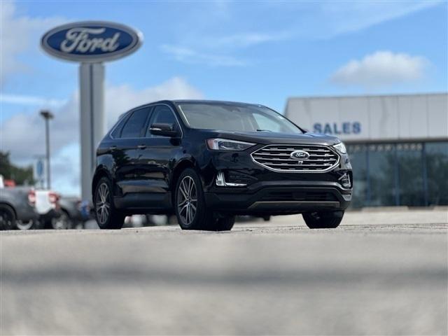 Photo of 2021 Agate Black Metallic Ford Edge