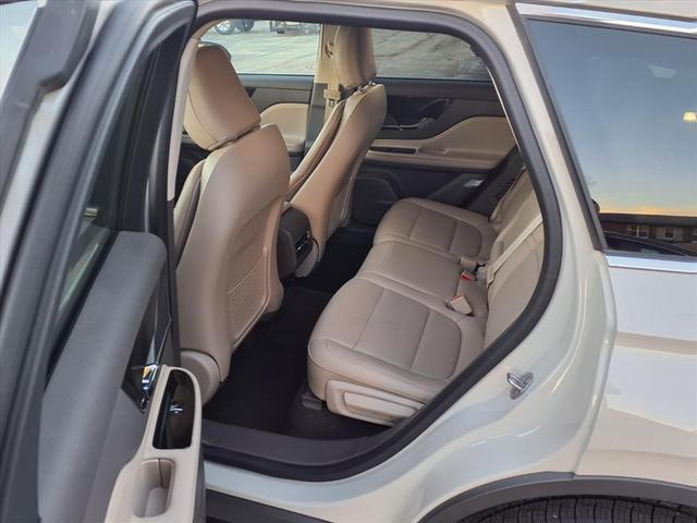 Photo of 2023 Pearl Metallic Lincoln Corsair