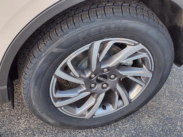 Photo of 2023 Pearl Metallic Lincoln Corsair