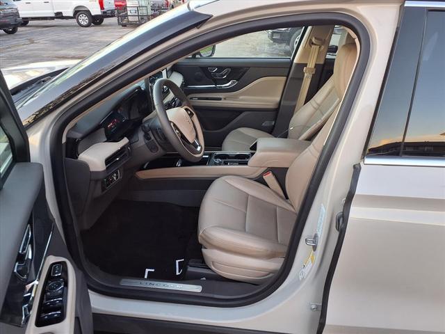 Photo of 2023 Pearl Metallic Lincoln Corsair