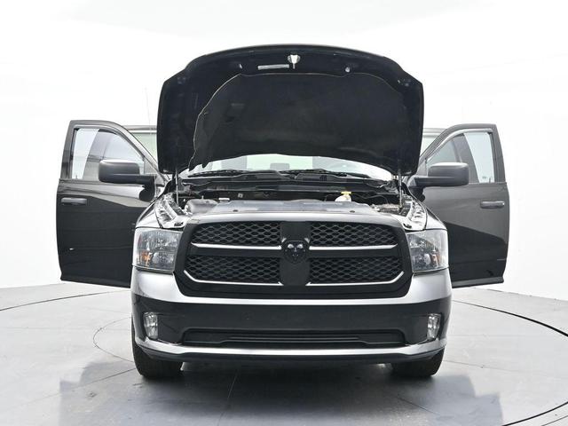 Photo of 2018 Brilliant Black Crystal Pearlcoat RAM 1500
