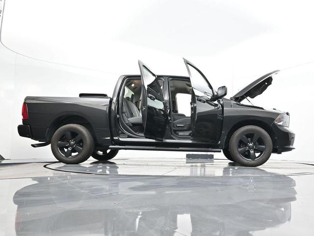 Photo of 2018 Brilliant Black Crystal Pearlcoat RAM 1500
