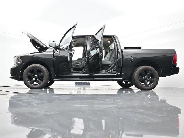 Photo of 2018 Brilliant Black Crystal Pearlcoat RAM 1500