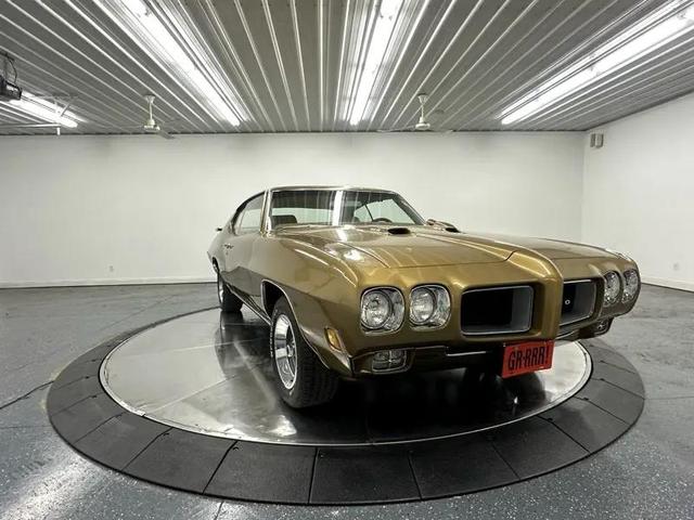 Photo of 1970 Gold Pontiac GTO