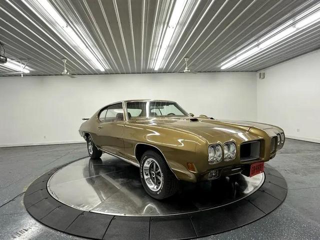 Photo of 1970 Gold Pontiac GTO