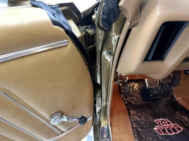 Photo of 1970 Gold Pontiac GTO