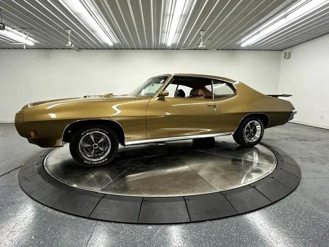 Photo of 1970 Gold Pontiac GTO
