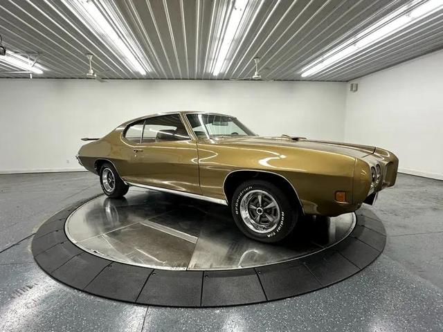 Photo of 1970 Gold Pontiac GTO