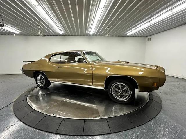 Photo of 1970 Gold Pontiac GTO