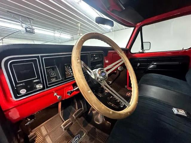 Photo of 1976 Red Ford F-250