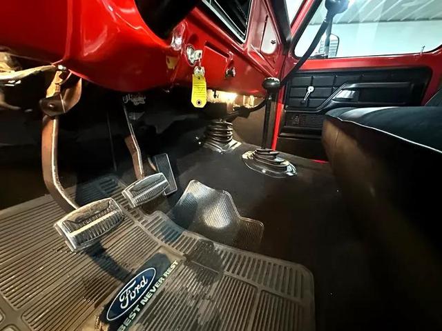 Photo of 1976 Red Ford F-250
