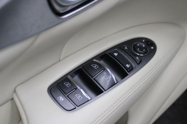 Photo of 2015 Moonlight White INFINITI Q70L