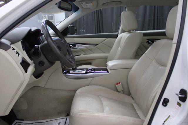 Photo of 2015 Moonlight White INFINITI Q70L