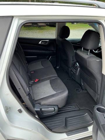 Photo of 2020 Glacier White Nissan Pathfinder