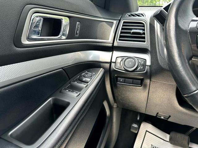 Photo of 2017 White Ford Explorer