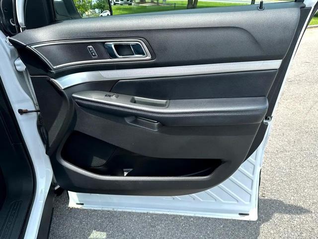 Photo of 2017 White Ford Explorer