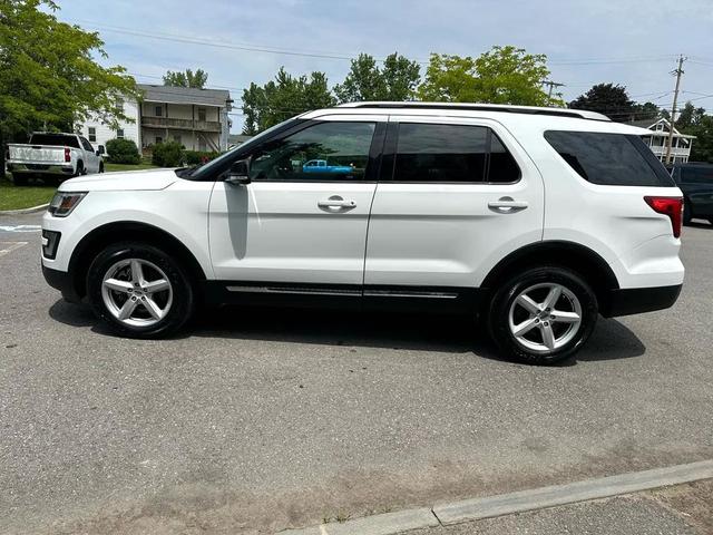 Photo of 2017 White Ford Explorer